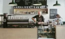 ตกแต่งร้านด้วยชั้นวางของติดผนัง ตกแต่งร้านด้วยชั้นวางของติดผนัง